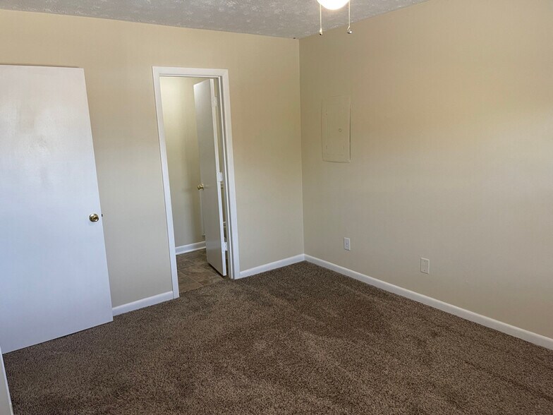 Building Photo - 1021 Fall Creek Rd