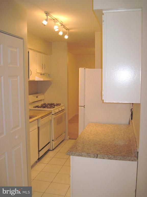 Building Photo - 11200 Chestnut Grove Square