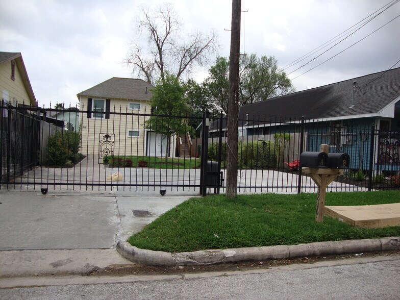 Remote control security Gate - 3816 Gano St
