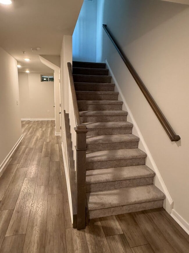 Building Photo - THREE BEDROOM/ END OF ROW TOWNHOME in Sout...