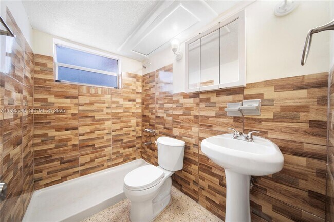 Building Photo - 40 W 4th St