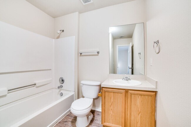 Building Photo - 3 Bedroom/2.5 Bath Heritage Oak Subdivision