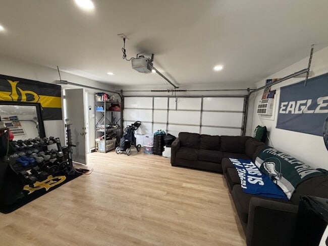 Building Photo - SPACIOUS 3 BEDROOM / 1.5 BATH HOME IN LOS ...