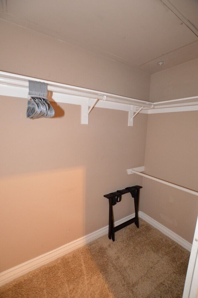 Building Photo - Meridian Fully Furnished Condo with Pool view.