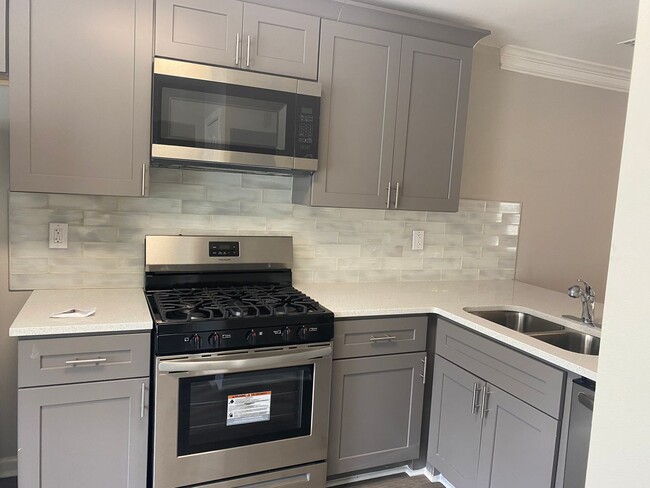 Building Photo - NEWLY RENOVATED 2BR TOWNHOME NEAR KSU!! GR...