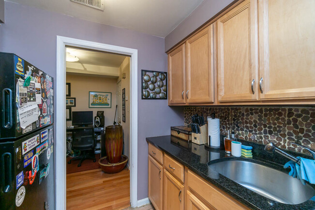 Building Photo - 1 Bed/1 Bath in Capitol Hill Ã¢?? Fireplac...