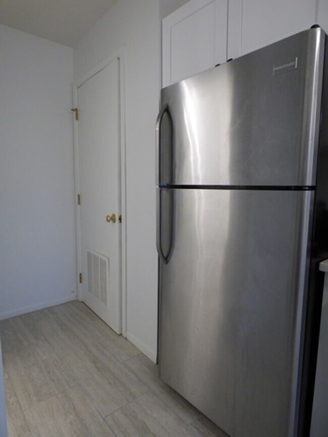 Building Photo - Beautiful 2 bd 1 1/2 ba as soon as July 1 move-in. Great Vernon Hills location!