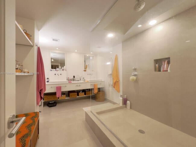 Building Photo - 1121 Crandon Blvd