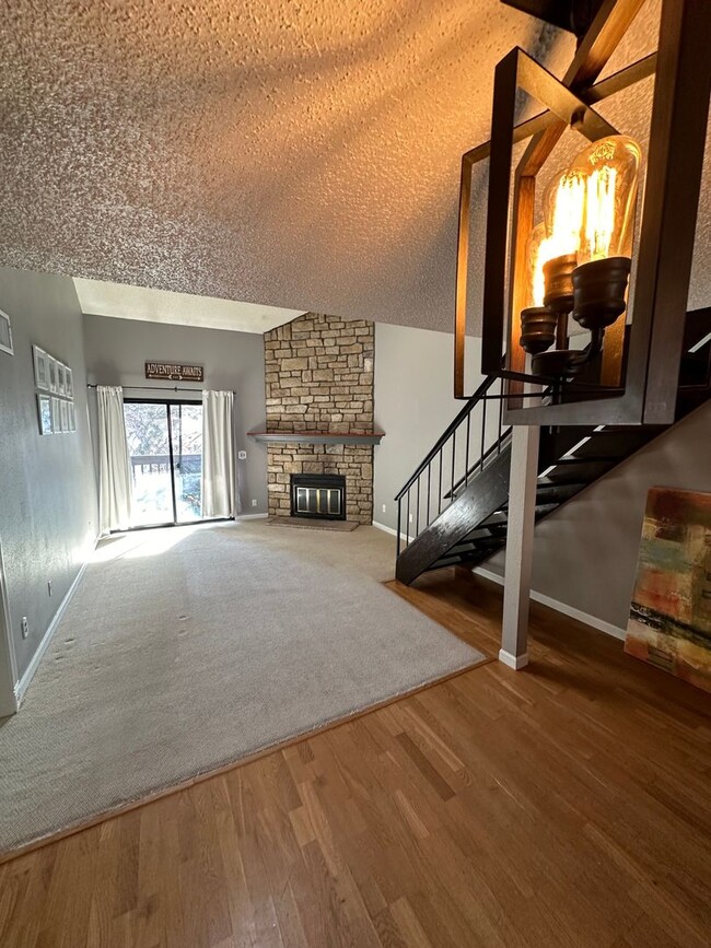 Building Photo - 2 Bedroom +Loft Condo/ 1 full bathroom in ...