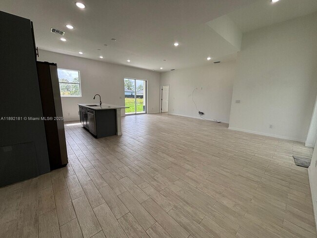 Building Photo - 1018 Maddock St E