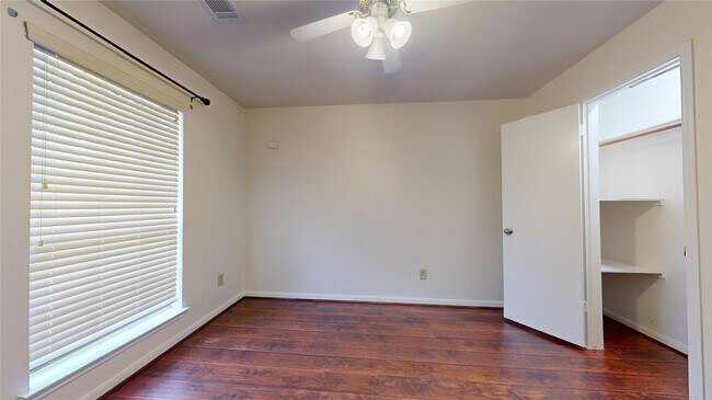 Building Photo - 806 N Willow Dr