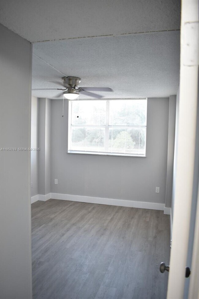 Building Photo - 16465 NE 22nd Ave