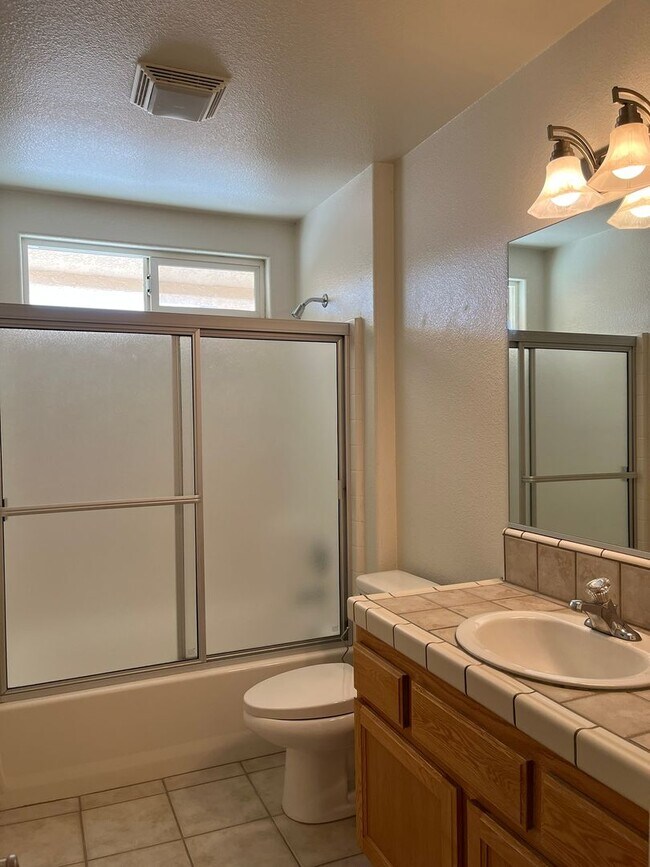 Building Photo - 3 bedroom, 2 bathroom in Apple Valley!