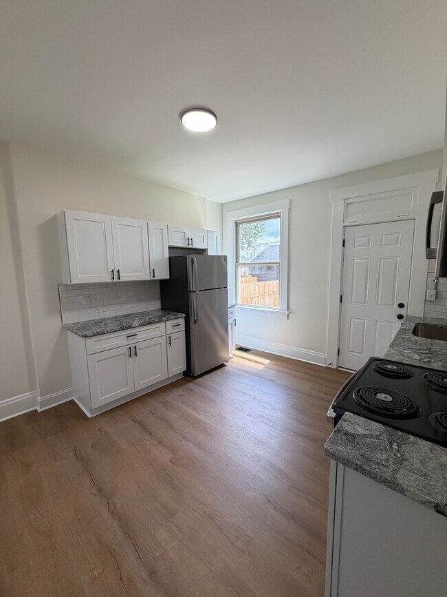 Building Photo - 2 Bed / 2 Bath with Private Garage & Fenced Yard