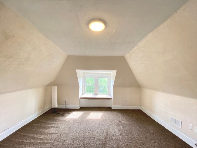 Building Photo - Spacious 4 Bed/1 Bath Home in Beechview-Convenient to Downtown! Available 7/5