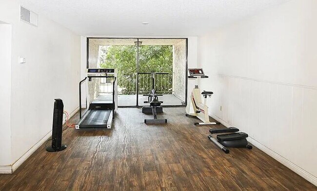 Building Photo - "Chic Pasadena Retreat: 1-Bedroom Gem with...