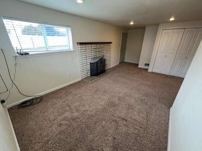 Building Photo - SPACIOUS 4 bed/2 bath home in desired location with double garage, fenced back yard!