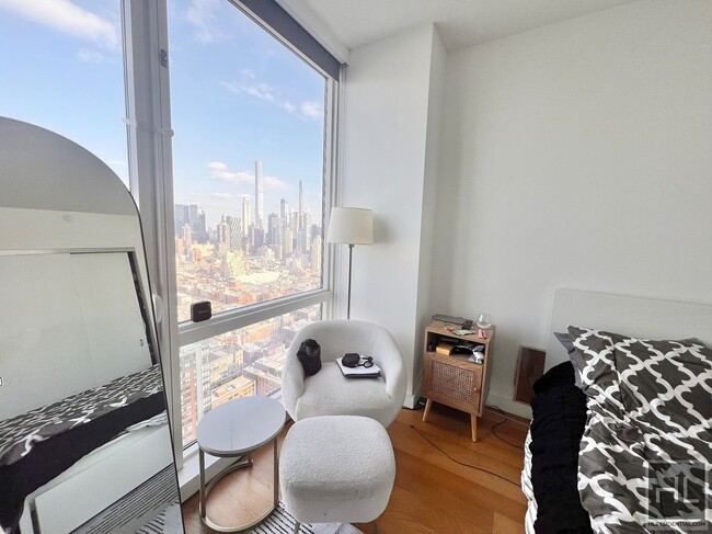 Building Photo - Furnished Luxury 1BR! WD in unit! 54th flo...