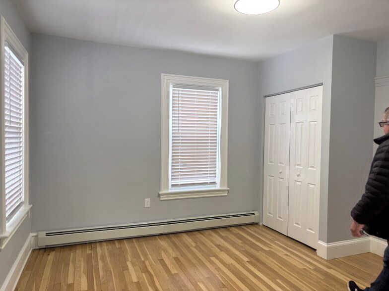 Building Photo - 132 Division St