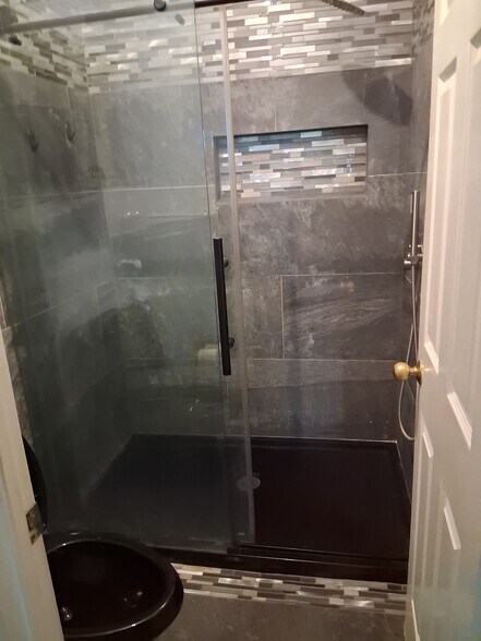 Walk in shower in the master bedroom - 1089 S Walden Way