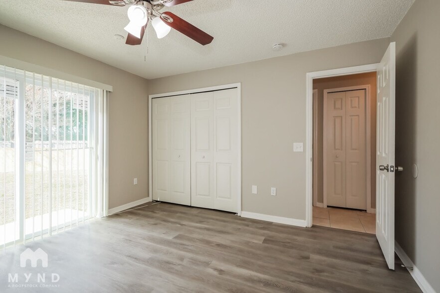 Building Photo - 5704 English Oak Dr S