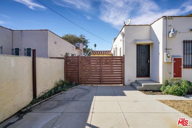 Building Photo - 3800 Roxton Ave