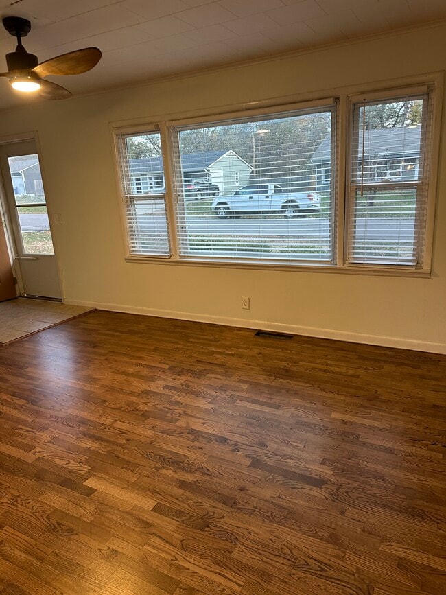 Building Photo - 615 Barton St