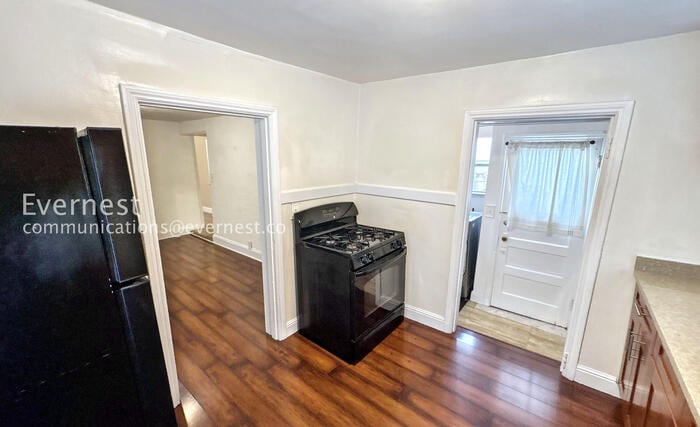 Building Photo - 605 E Santa Inez Ave