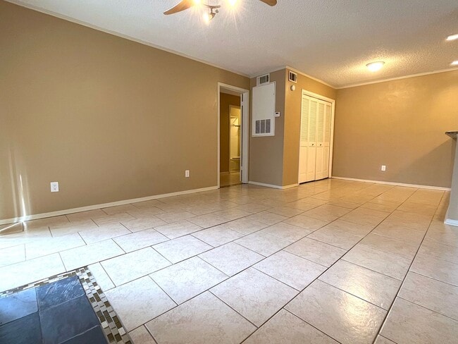 Building Photo - SUBLEASE AVAILABLE JULY  Spacious One Bedroom Condo Close to Campus On the Bus Route