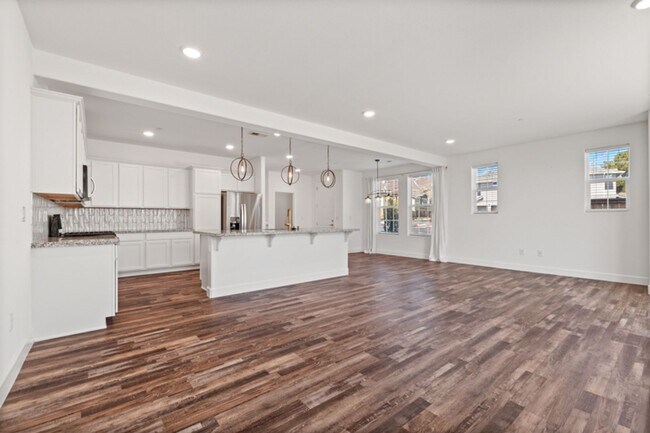Building Photo - Beuatiful Townhome in Northwest Reno!