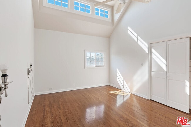 Building Photo - 360 Alma Real Dr