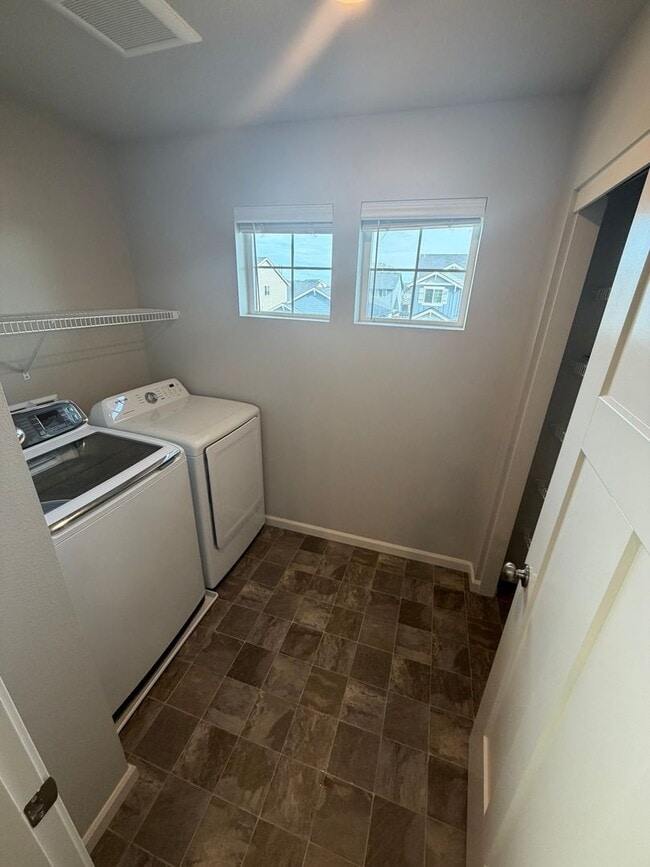 Building Photo - Must See Large Home in HOA Neighborhood!