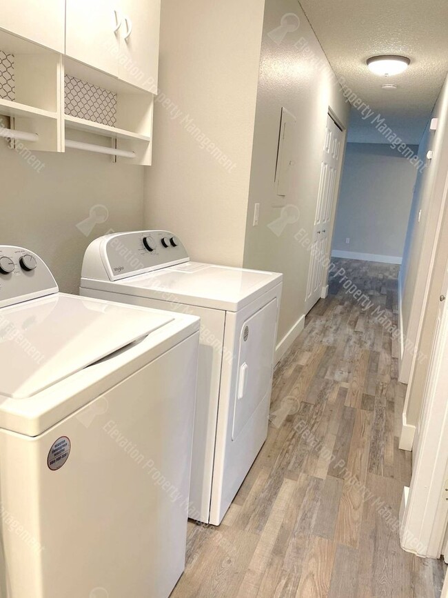 Building Photo - 2 BR in Redmond w/ huge yard