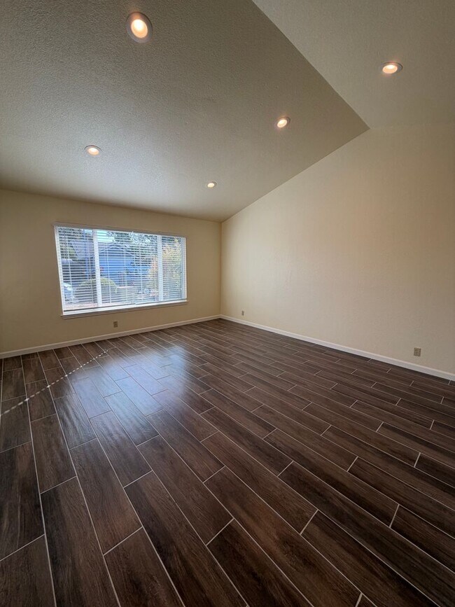 Building Photo - 528 Bella Vista Dr