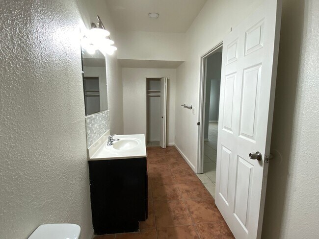 Building Photo - Studio Apartment in Downtown Stockton