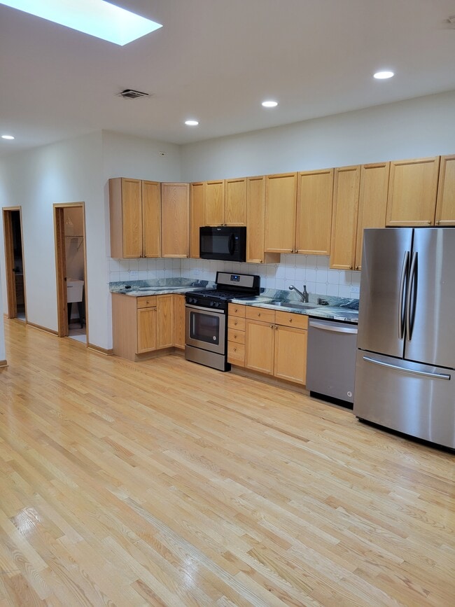 Kitchen - 1455 W Belmont Ave