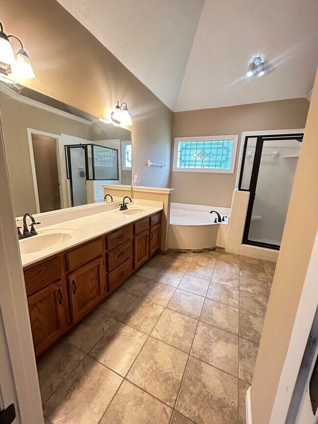 Building Photo - 4 BEDROOM/2 BATH HOME + Bonus Room in Rive...