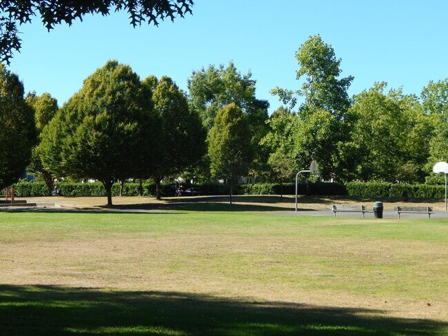 Building Photo - Spacious 3 Bed / 3 Bath Home with 1-Car Garage