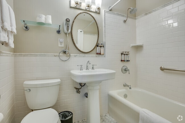 1BR, 1BA - 660SF - Bath - Knickerbocker on the Lake