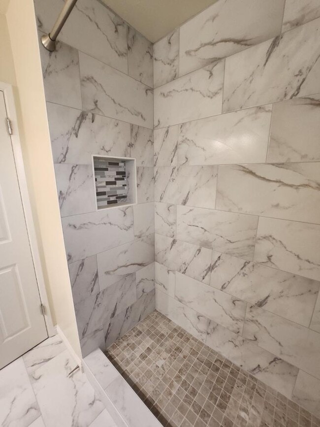 Building Photo - 642 Lemar Park Dr