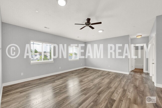Building Photo - Top Floor Condo in Saratoga Springs!