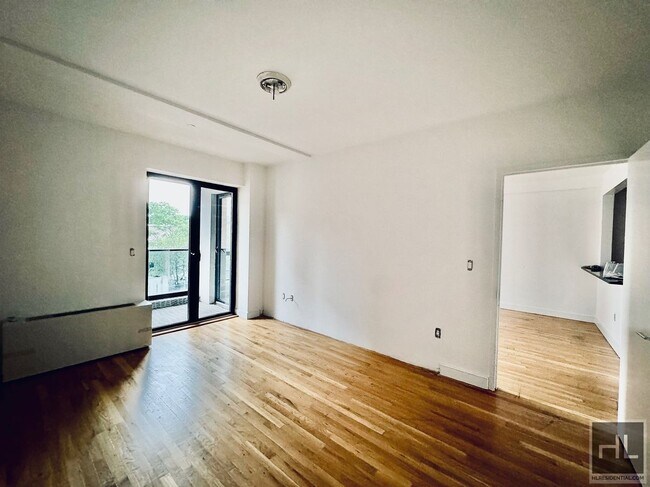 Building Photo - large rent stabilized one bedroom with pri...