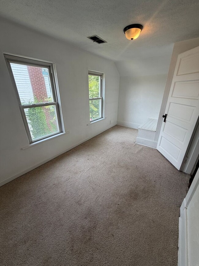 Building Photo - 4 bedroom with fenced-in yard in Washington