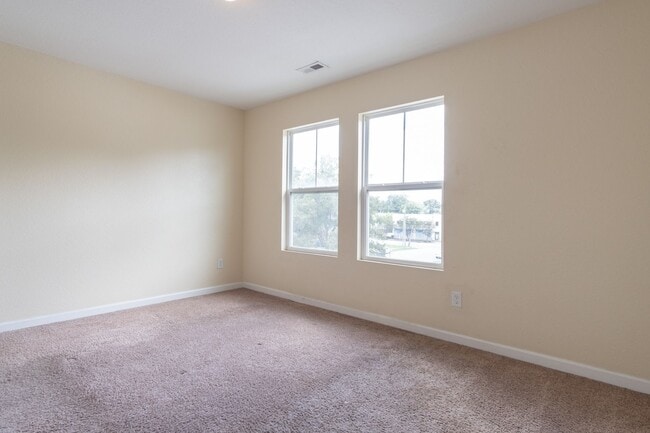 Building Photo - MOVE IN READY 3 Bedroom!