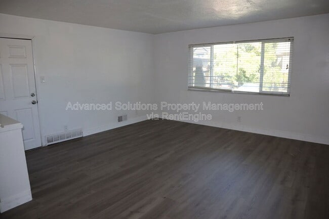 Building Photo - 370 E Sherman Ave