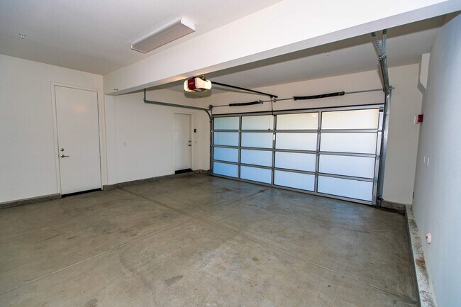 Building Photo - 1625 Hampton Dr