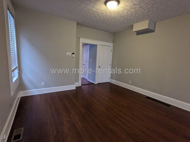 Building Photo - 404-406-406 E Deshler Ave