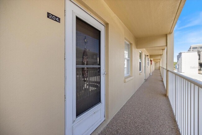 Building Photo - 1400 Tarpon Center Dr