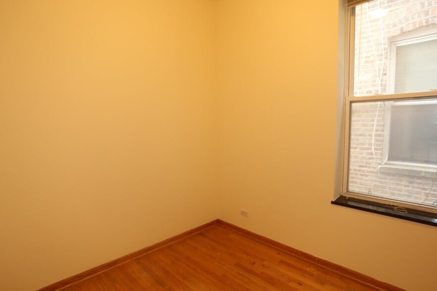 Building Photo - 2138 W Chicago Ave