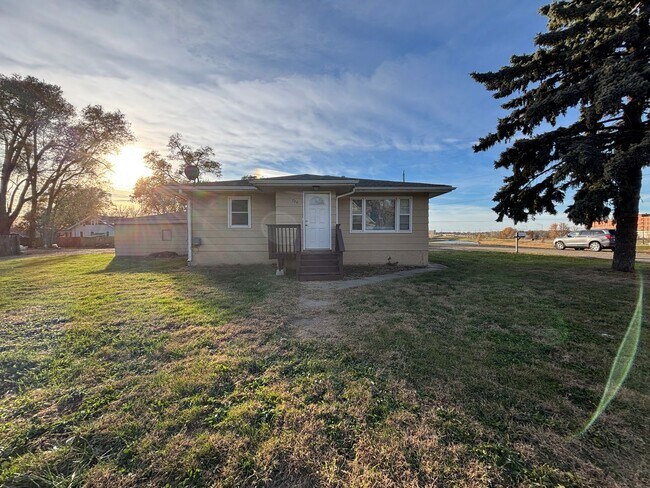 Building Photo - 2 Bedroom, 1 Bathroom Home 5 Minutes from ...